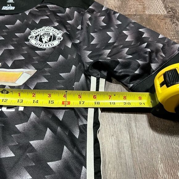 Manchester United 2017 Adidas Jersey - Picture 6 of 8